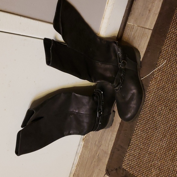 Black boots - Picture 3 of 9